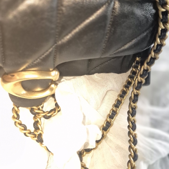 Coach  Quilted Crossbody/Shoulder Bag with Gold Chain Small but Mighty Tabby 20 - Picture 5 of 11